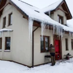 Sople i nawisy z dachu - slabe ocieplenie domu
