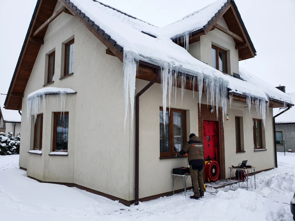 Sople i nawisy z dachu - slabe ocieplenie domu