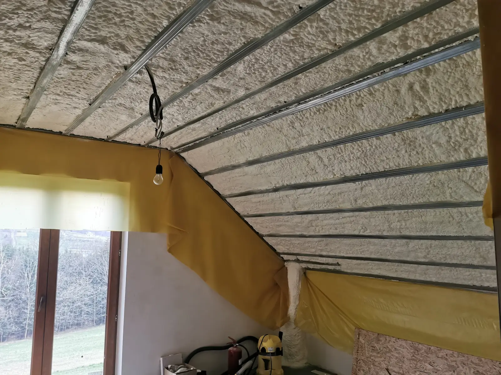 Poddasze w Katowicach ocieplone pianką otwartokomórkową 25 cm — natrysk między krokwiami pod ruszt sufitu