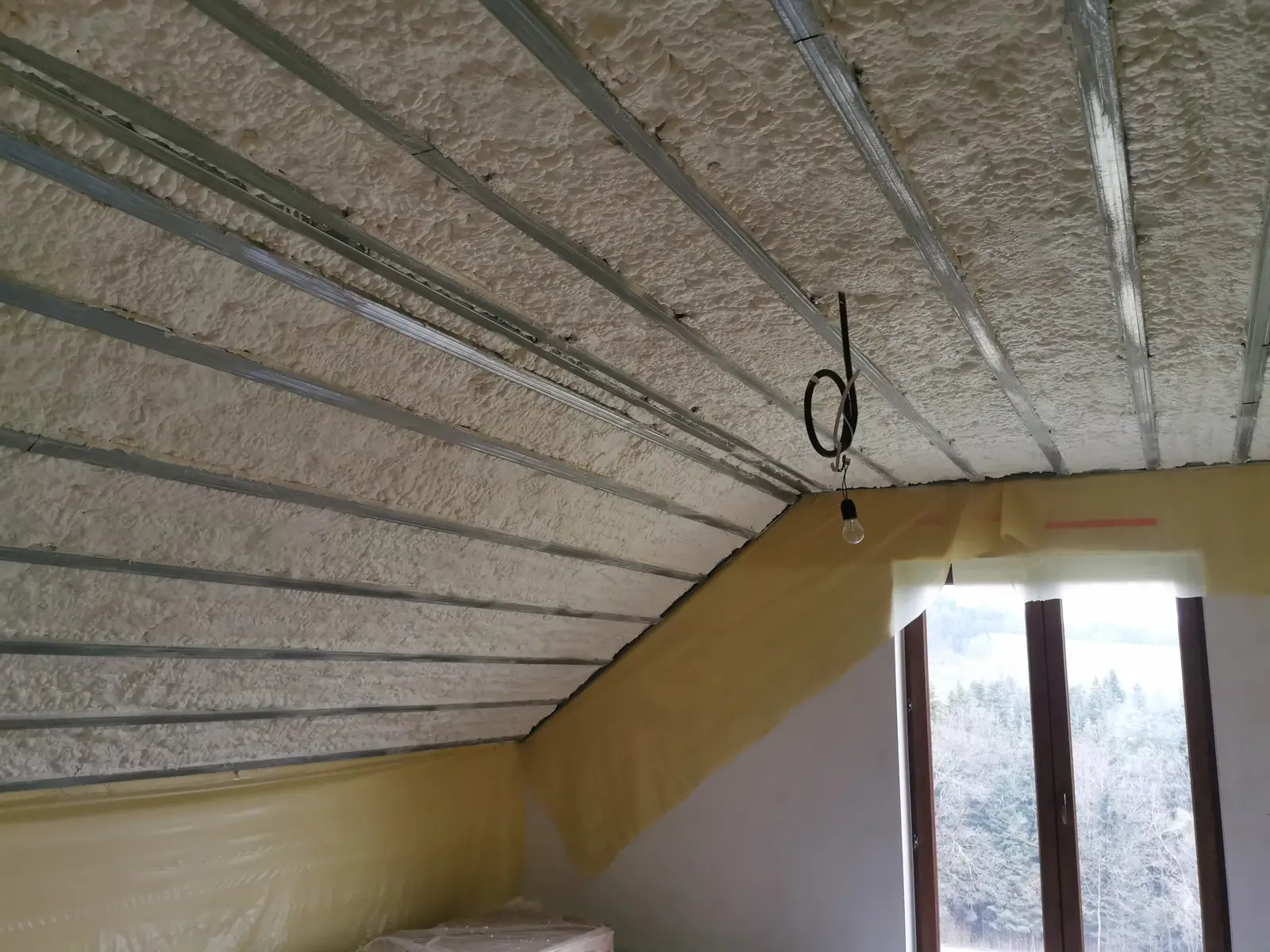 Skosy poddasza w Katowicach po natrysku 25 cm pianki PUR otwartokomórkowej, gotowe do zabudowy płytą