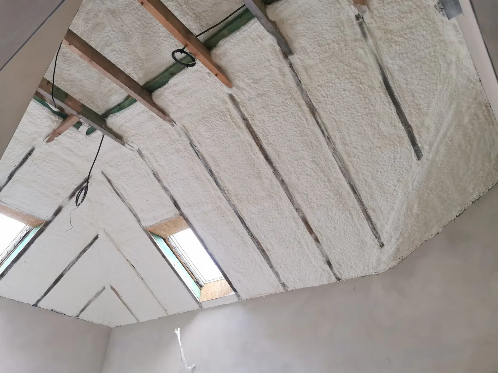 Połać dachowa ocieplona pianą PUR 25 cm w Częstochowie — widok na skosy i okna dachowe od wewnątrz